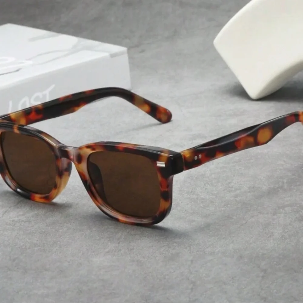 NWT Men’s Retro Tortoise Square Sunglasses Brown Tint Lens
